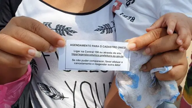 Ingrid mostra bilhete que recebeu ao buscar informações7games baixador de jogounidade do Cras
