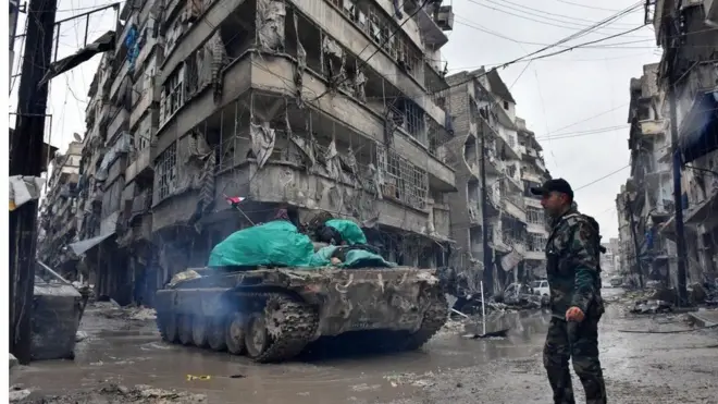 Quân ủng hộ chính phủ Syria tiến qua khu Jisr al-Haj hôm 14/12