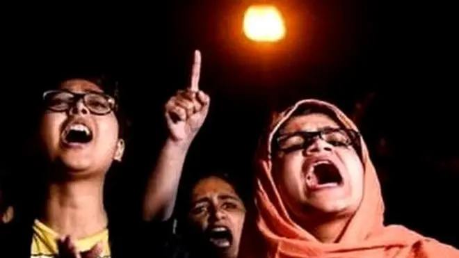 विरोध प्रदर्शन करते छात्र