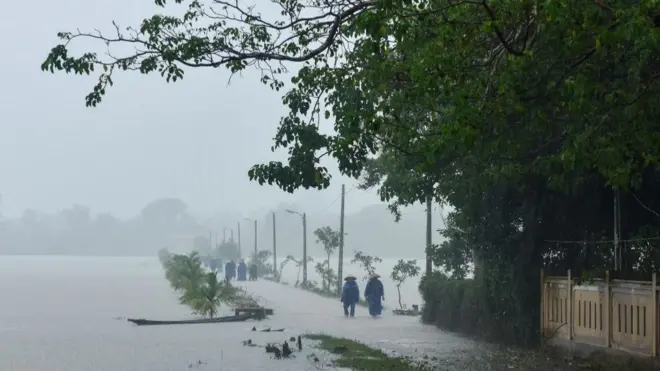 Lũ lụt miền Trung Việt Nam những tuần qua đang gây thiệt hại nặng nề về người và tài sản.