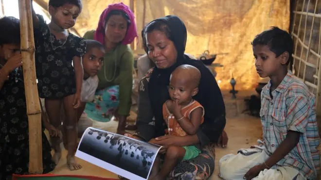 Sekitar 700.000 umat Rohingya melintasi perbatasan ke Bangladesh untuk melarikan diri dari kekerasan di kampung halamannya.