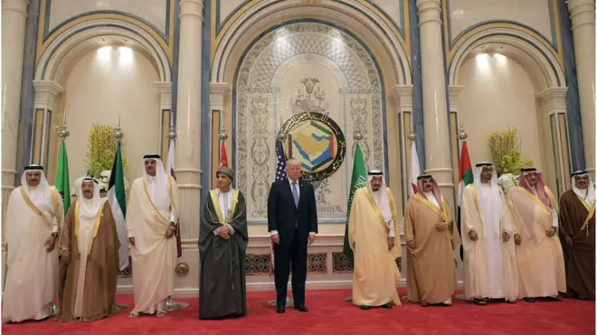 Tổng thống Donald Trump (giữa) và nhà Vua Arabia Saudi Salman bin Abdulaziz al-Saud (giữa, phải) chụp hình với các lãnh đạo Hội đồng Hợp tác vùng Vịnh tại thủ đô Riyadh hôm 21/5/2017.
