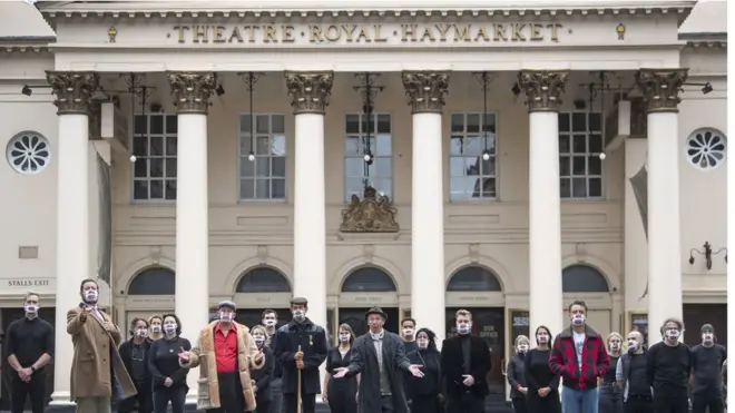 актеры мюзикла у здания театра Theatre Royal Haymarket
