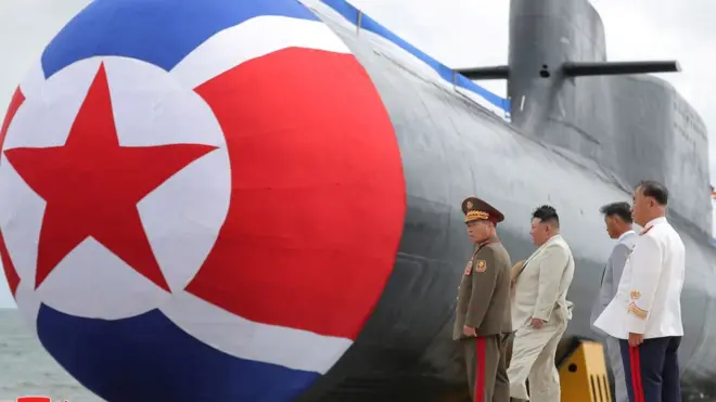 8일 노동신문이 공개한 북한의 전술핵공격잠수함 사진
