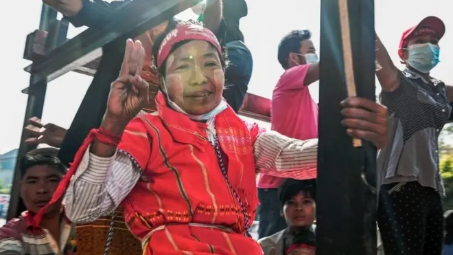 Pengunjuk rasa di Yangon.