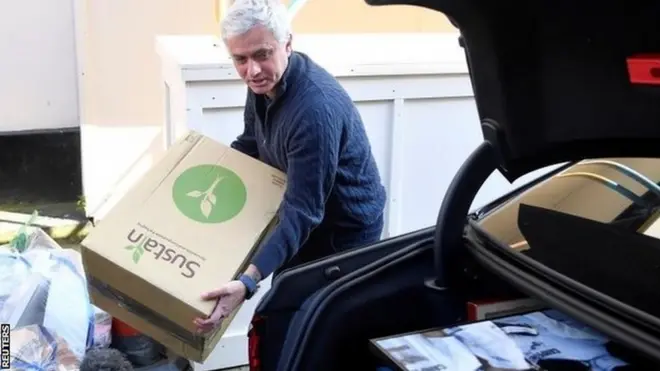 جوزيه مورينيو يحزم أمتعته بعد إقالته من قبل توتنهام