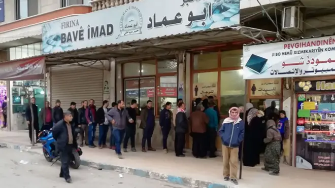 Afrin sakinləri çörək mağazası qarşısında növbədə dururlar