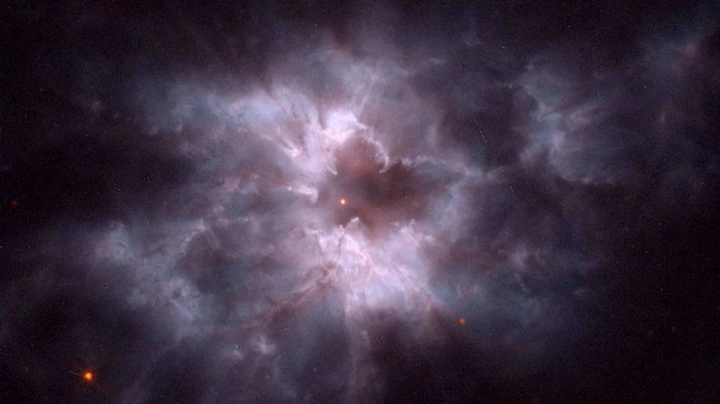 ดาวแคระขาวเกิดใหม่ซึ่งเห็นเป็นจุดสว่างที่ใจกลางภาพ ถูกห้อมล้อมด้วยมวลสารของเนบิวลาดาวเคราะห์ NGC 2440