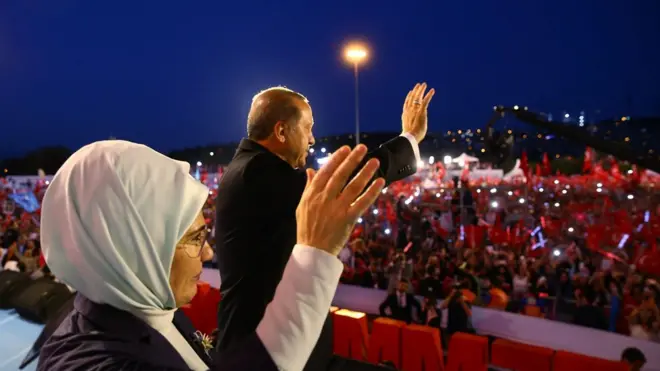 ผู้นำตุรกีกล่าวยกย่องประชาชนที่ร่วมกันต่อต้านความพยายามก่อรัฐประหารเมื่อคืนวันที่ 15 ก.ค. ปีที่แล้ว