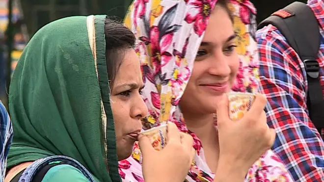 یکساں سول کوڈ کے سلسلے میں انڈیا کے مشرقی شہر کولکتہ کے پاک سٹریٹ میں نوجوانوں سے ملاقات کی گئی جہاں انھیں چائے سے لطف اندوز ہوتے دیکھا جا سکتا ہے