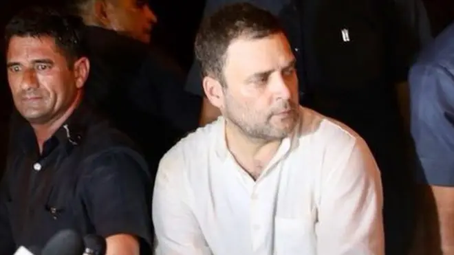 राहुल गांधी का कैंडल मार्च