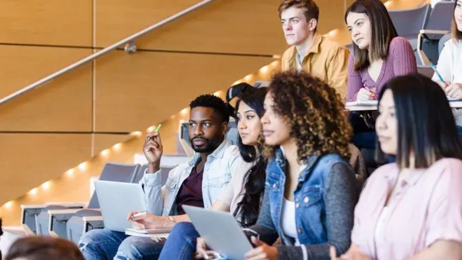 Foto of students in lecture room 