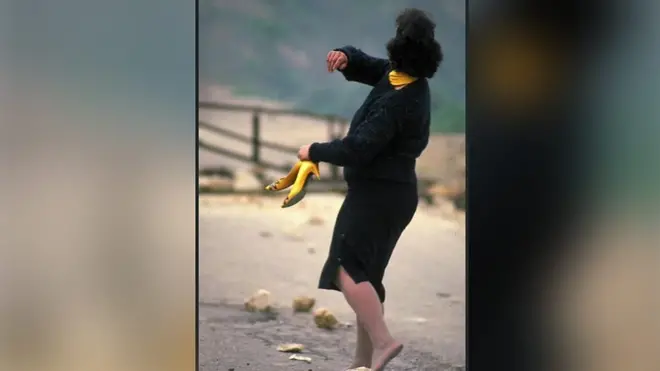 امرأة فلسطينية ترمي حجرا خلال الانتفاضة الأولى