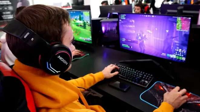 Dečak igra video-igru