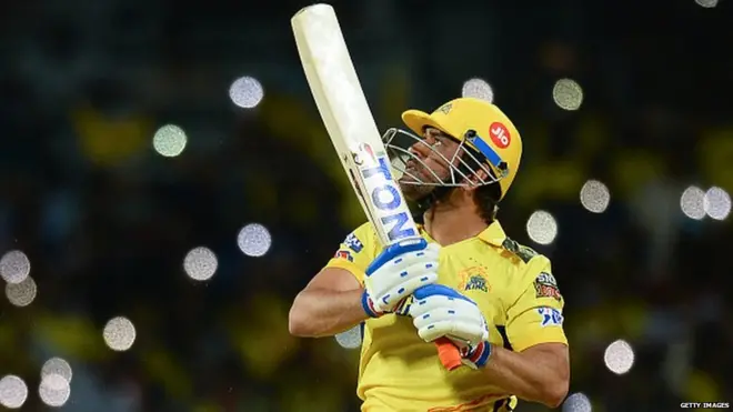 अप्रैल में चेन्नई में एक शॉट मारने के बाद गेंद निहारते धोनी