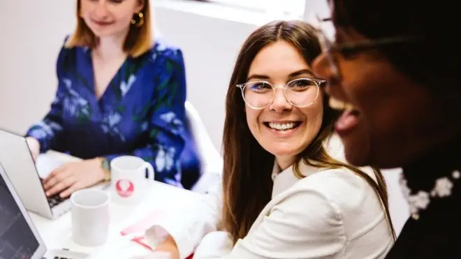 بڑی بڑی کمپنیاں کوڈ فرسٹ گرلز کے کوڈنگ کورسز کو سپانسر کرتی ہیں