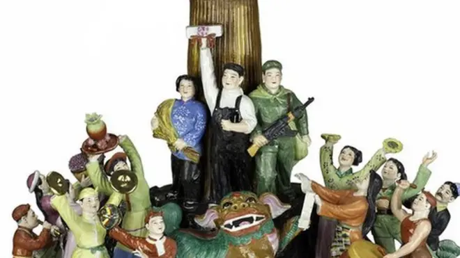 「大豐收」雕刻瓷器，20世紀70年代在江西景德鎮製造，寓意新中國的農業成就。