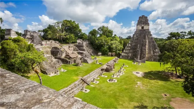 Reruntuhan kota Tikal, kota terbesar dalam peradaban Maya, di Guatemala.