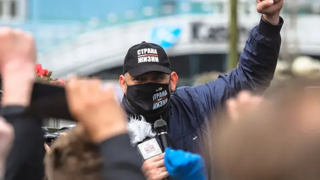 Блогер Тихановский руководит группой по сбору подписей за выдвижение Светланы Тихановской, его жены