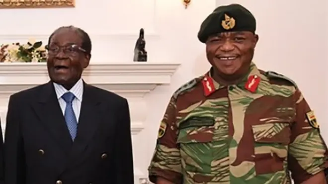 ሮበርት ሙጋቤ በቤት ውስጥ እስር ላይ እያሉ ከአሳሪያቸው የመከላከያ ኃይል ኮማንደርና ጋር