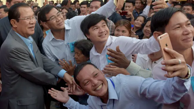 การถ่ายเซลฟีกับสมเด็จฮุน เซน คล้ายกลายเป็น "วัฒนธรรมใหม่" ของกัมพูชาเมื่อผู้นำพบประชาชน