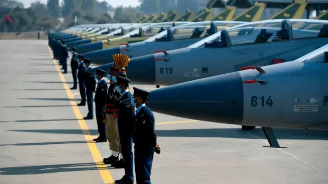 14 جے ایف 17 بی طیارے