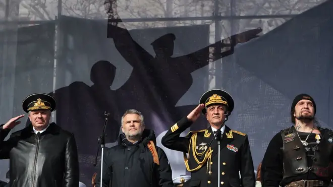 Чалый (второй слева) давно критикует передачу земли клубу "Ночные волки" Залдостанова (справа)