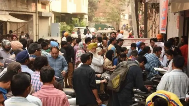 انڈیا میں تقریبا ہر بینک کے سامنے ایک بھیڑ یکجا ہے اور کہیں کہیں تو پولیس کو بھی تعینات کیا گيا ہے