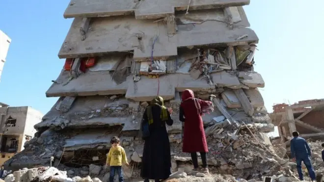 Bangunan di kota Cizre, Turki mengalami kerusakan parah pada perang tahun lalu.