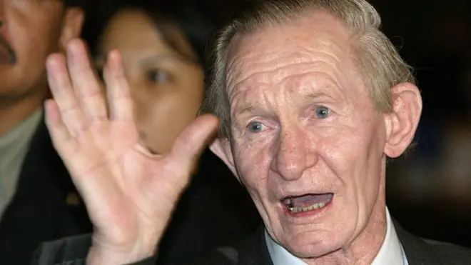 Mr Jenkins ayaa ka gudbay xuduudda aan la marin karin ee labada Kuuriya, ka dibna wuxuu isu dhiibay maamulka Pyongyang, xilligaas oo uu ahaa 24 sano jir