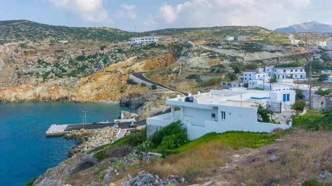 لا يزيد عدد المقيمين بشكل دائم في جزيرة أنتيكيثيرا على 22 شخصا يعيشون إلى جانب آلاف الماعز