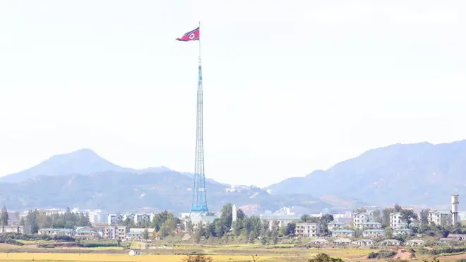 4일 경기 파주시 판문점 3초소에서 바라본 북한의 기정동 마을 내 문화회관에 인공기가 펄럭이고 있다. 북한은 지난달 25일부터 자국의 당 창건일을 하루 앞둔 9일까지 보름간 총 일곱 차례에 걸쳐 여러 종류의 미사일을 번갈아 발사했다.