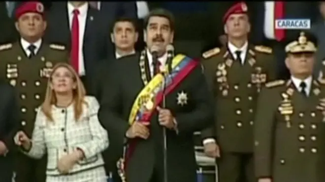 El estallido hizo voltear a Maduro y su esposa hacia el cielo.
