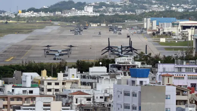 原本是荒郊野外的普天间基地周边随着城市发展如今成了人口稠密的住宅区