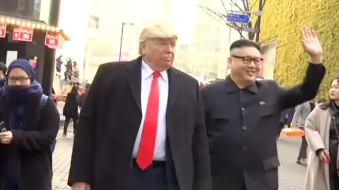 Donald Trump và Kim Jong-un giả trên đường phố Seoul