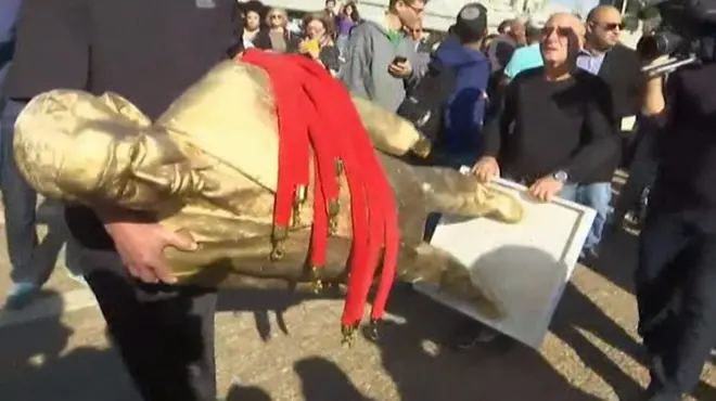 Вкритий позолотою пам’ятник, який зображає чинного прем’єр - міністра Ізраїлю Біньяміна Нетаньягу, демонтували за наказом влади.