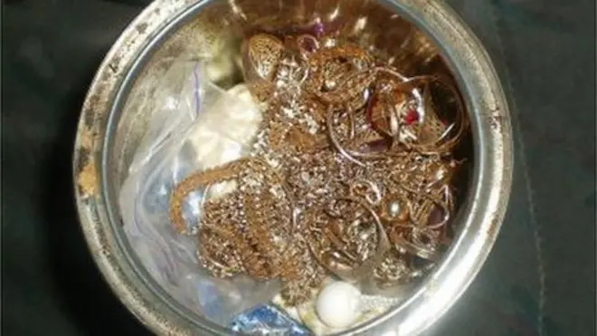 прикраси у банці з під кави