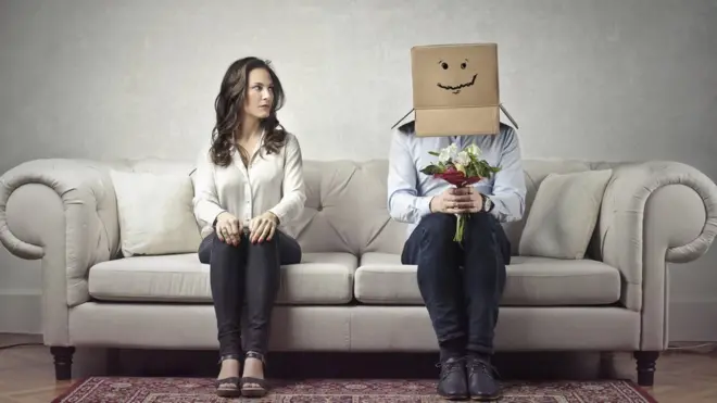 Divanda oturmuş qadın və kişi