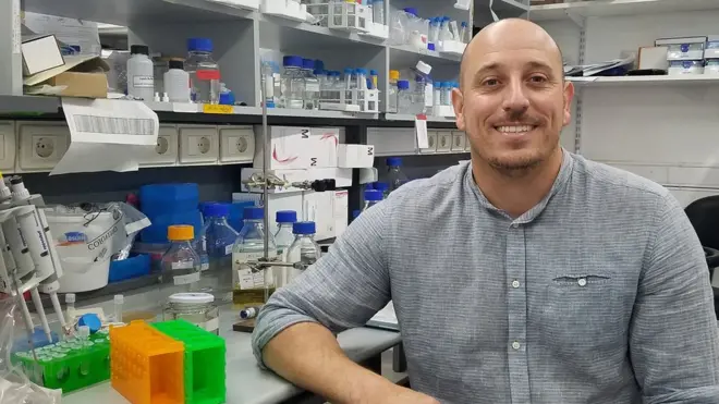 Gonzalo Moratorio en su laboratorio