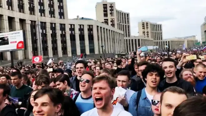 На митинг против блокировки Telegram, по данным полиции, пришли более 7 тысяч человек.