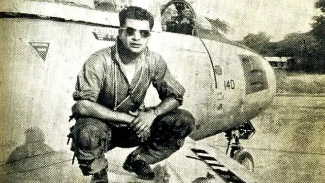 पाकिस्तानी पायलट क़ैस हुसैन अपने उस सेबर विमान के साथ, जिससे गुजरात के तत्कालीन मुख्यमंत्री के विमान को गिराया था.