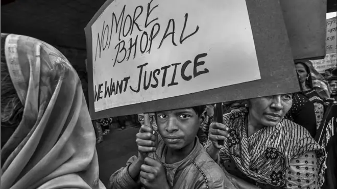 బాధితలకు చెల్లించిన నష్టపరిహారం న్యాయంగానే ఉందని భారత సుప్రీం కోర్టు 1989లో ఆమోదించింది. కానీ, చెల్లించాల్సిన పరిహారాలు ఇంకా ఉన్నాయి. ఆ ప్రాంతాన్ని పరిశుభ్రం చేయాల్సి ఉంది. ఈ విషాదానికి 34 ఏళ్ళు అయిన సందర్భంగా గత ఏడాది భోపాల్‌ వీధుల్లో జరిగిన నిరసన ప్రదర్శన.