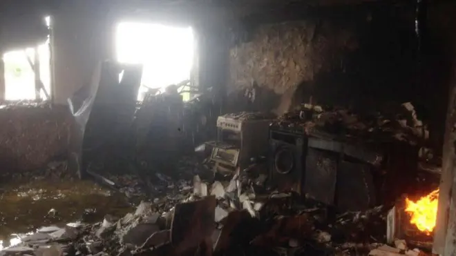 Luego de más de 24 horas del incendio, en algunos apartamentos del edificio aún había fuego.