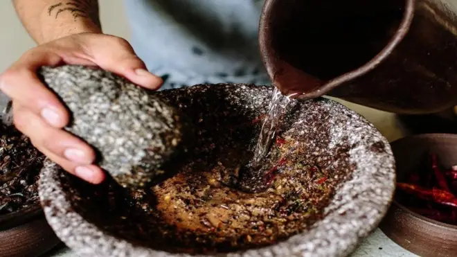 Membuat sambal semut sekilas tak berbeda dengan sambal kebanyakan, dibuat dengan cabai dan bawang putih.