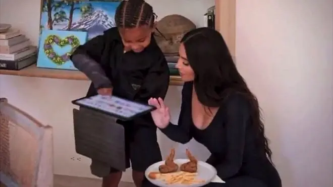 షోలో సెయింట్ వెస్ట్ తనకు కనిపించిన రోబ్లాక్స్ సెక్స్ టేప్ రూమ్‌ను తన తల్లికి చూపుతున్న దృశ్యం