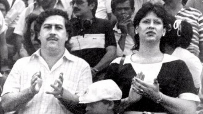 Escobar com a mulher, Victoria, e o filho em um jogo de futebol