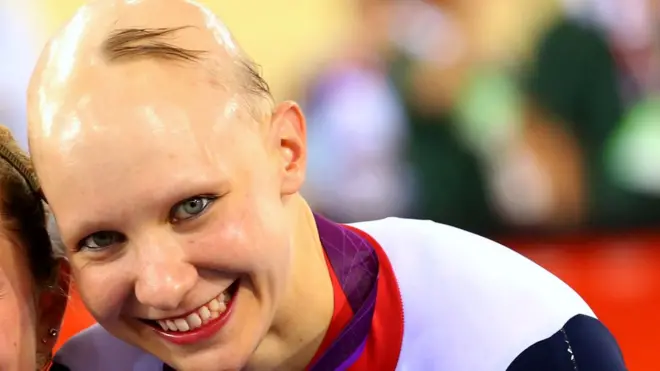 Después de ganar el oro olímpico la ciclista Joanna Rowsell se sacó el casco para revelar con orgullo su cabeza calva. A ella le diagnosticaron alopecia a los 10 años.