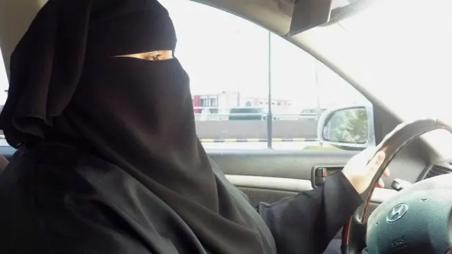 المرأة السعودية تسعى منذ 25 عاما للسماح لهن بقيادة السيارة