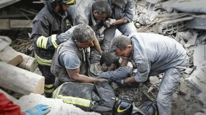 Yıkıntıların altında sağ kalanlar aranıyor
