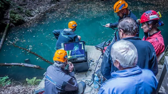 Mientras un equipo los seguía paso a paso desde la superficie.